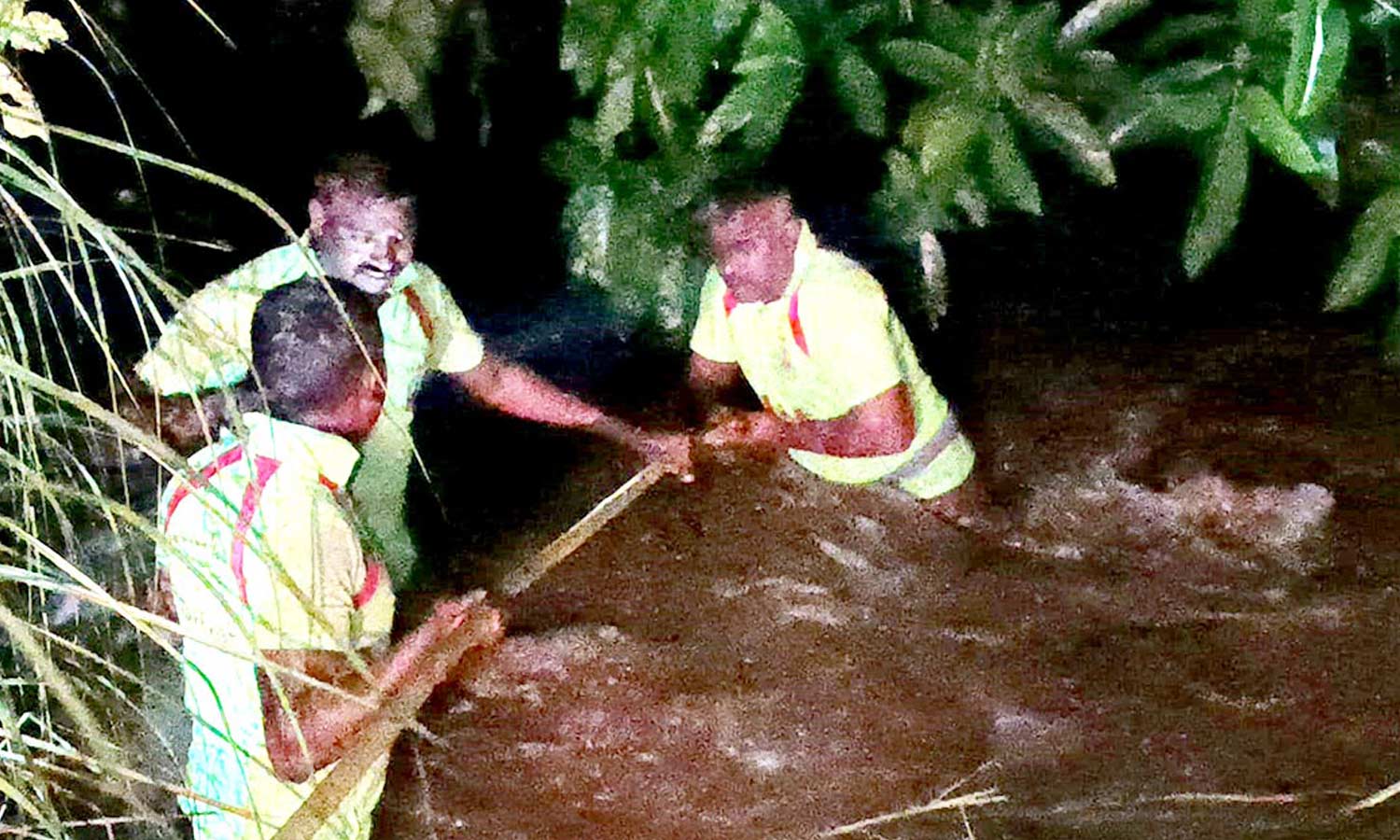 நள்ளிரவில் மது விருந்து? ஓடை வெள்ளத்தில் சிக்கிய வாலிபர்கள்