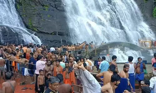 குற்றாலம் அருவிகளில் ஆர்ப்பரித்து கொட்டும் தண்ணீர்- சுற்றுலா பயணிகள் குவிந்தனர்