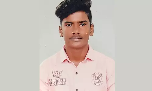 ஓட்டி பழகியபோது டிராக்டர் கவிழ்ந்து கல்லூரி மாணவர் பலி