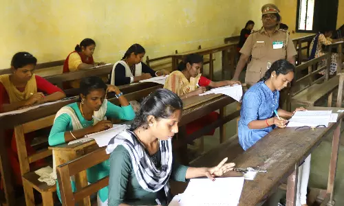 தமிழகம் முழுவதும் போலீஸ் எழுத்து தேர்வுக்கு குவிந்த வாலிபர்கள்-இளம்பெண்கள்
