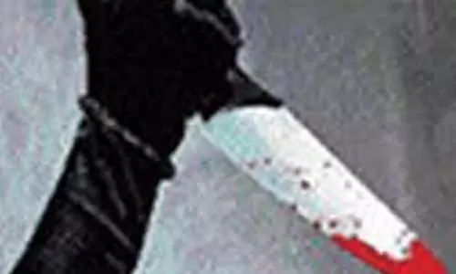 கூடுவாஞ்சேரியில் கோவில் முன்பு வாலிபரின் கழுத்தை அறுத்த கும்பல்