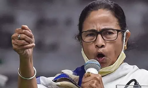 நிலுவைத் தொகையை விடுவியுங்கள் அல்லது பதவியை விட்டு விலகுங்கள்- மம்தா பானர்ஜி காட்டம்