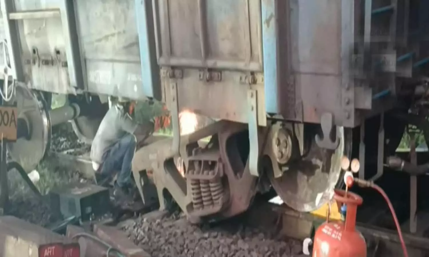 செங்கல்பட்டு அருகே சரக்கு ரெயில் தடம் புரண்டது: ரெயில்கள் தாமதம் செங்கல்பட்டு அருகே சரக்கு ரெயில் தடம் புரண்டது: ரெயில்கள் தாமதம்