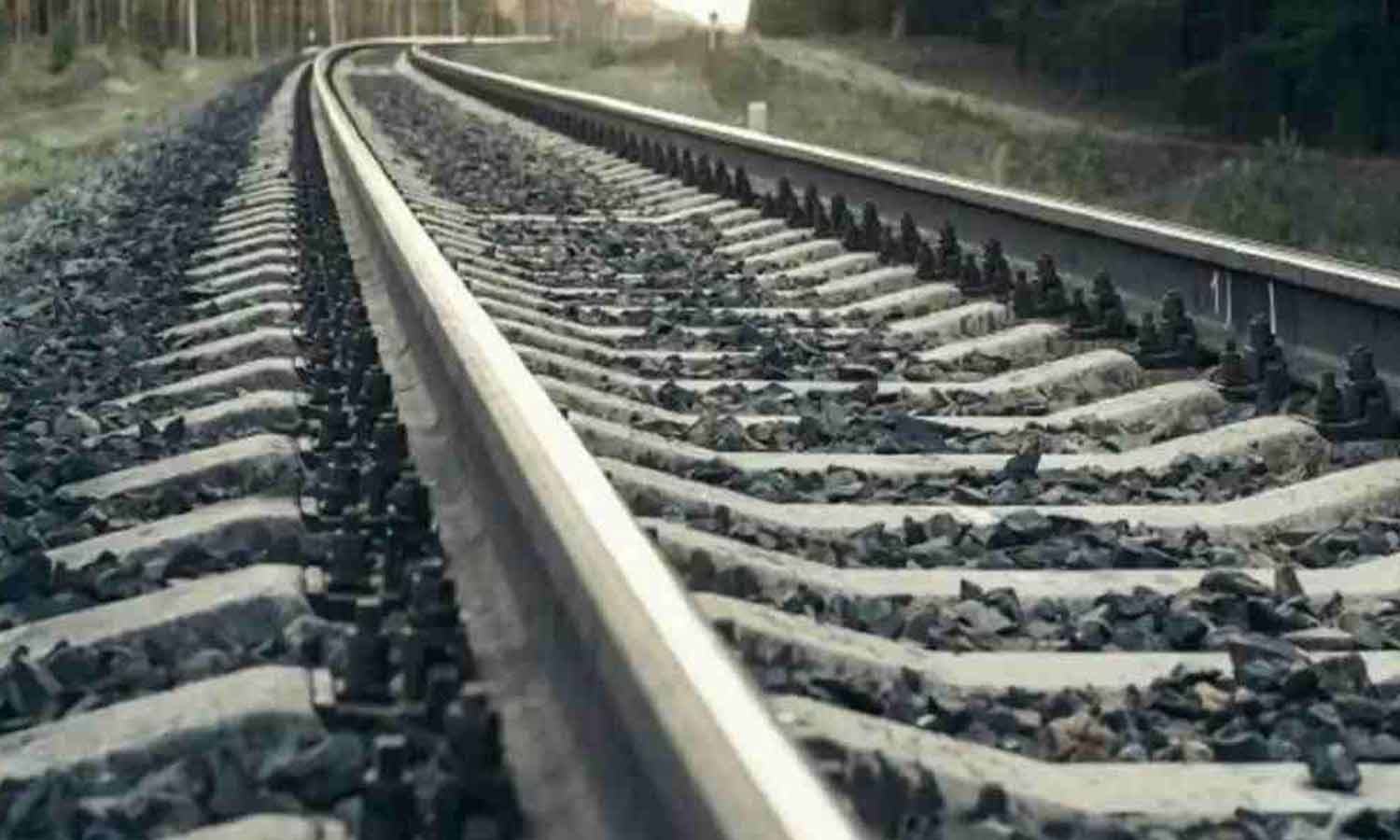 ரெயில் தண்டவாளத்தில் இரும்பு கம்பியை வைத்த மர்மநபர்கள் யார்? போலீசார் தீவிர விசாரணை