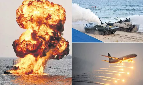 விசாகப்பட்டினம் கடற்கரையில் கடற்படை வீரர்களின் சாகச நிகழ்ச்சி