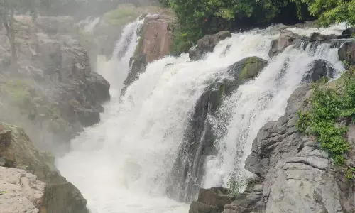 ஒகேனக்கல்லில் நீர்வரத்து 4 ஆயிரம் கனஅடியாக நீடிப்பு