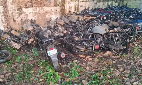 ஆரணி போலீஸ் நிலையத்தில் 50-க்கும் மேற்பட்ட பைக் தீ வைத்து எரிப்பு