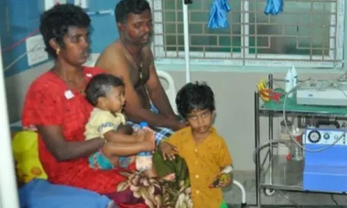 கோர்ட்டு வளாகத்தில்  கணவன்-மனைவி தீக்குளிக்க முயற்சி