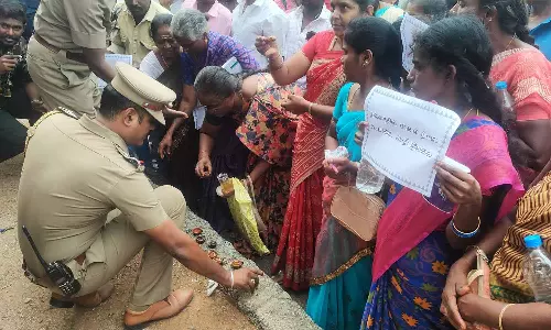 திருப்பூர் கலெக்டர் அலுவலகத்தில் விளக்குகள் ஏற்றி பெண்கள் திடீர் போராட்டம்-பரபரப்பு
