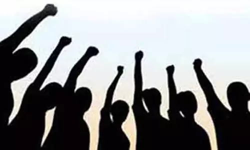 டிரைவர் தாக்கப்பட்டதை கண்டித்து அரசு பஸ்களை நிறுத்தி டிரைவர்- கண்டக்டர்கள் போராட்டம்