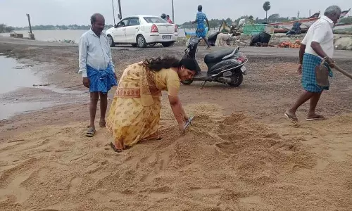 மிச்சாங் புயலினால் சேதமடைந்த சாலையை சீர் செய்த பெண் கவுன்சிலர்