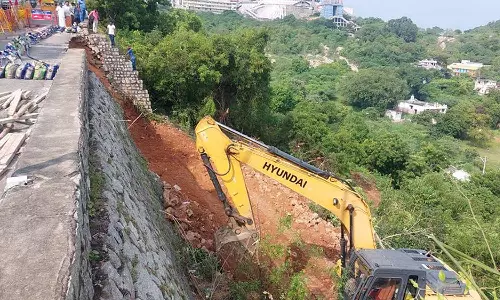 திருத்தணி மலைப்பாதையில் மீண்டும் மண் சரிவு- போக்குவரத்து நிறுத்தம்