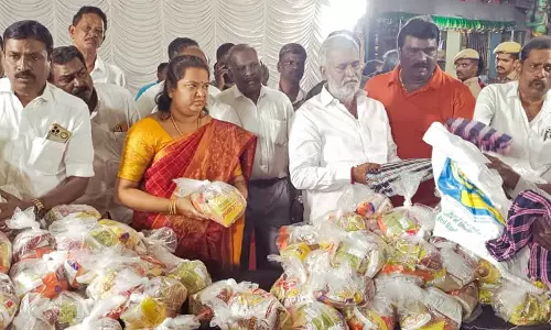 மழையால் பாதிக்கப்பட்ட 6 ஆயிரம் குடும்பங்களுக்கு நிவாரணம்- அமைச்சர் பி.கே.சேகர்பாபு வழங்கினார்