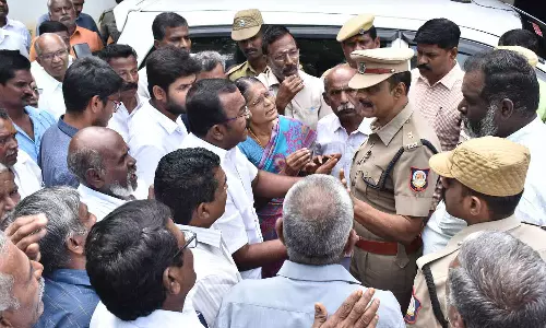 காதல் திருமணம் செய்த மகள் மரணத்தில் மர்மம்... ஈரோடு எஸ்.பி. அலுவலகத்தை முற்றுகையிட்டு போராட்டத்தில் ஈடுபட்ட உறவினர்கள்