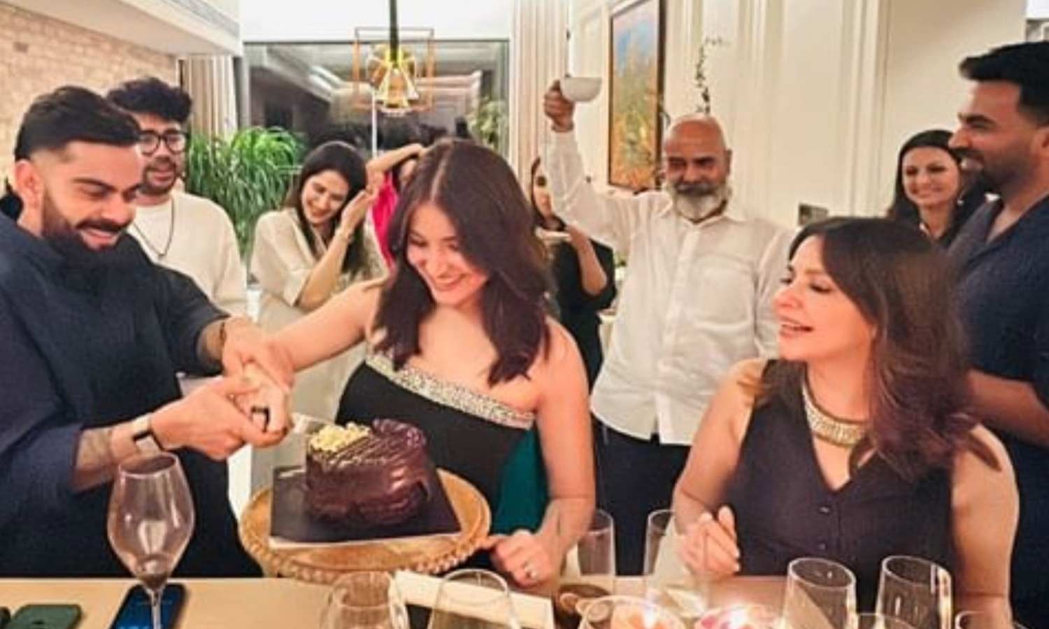 6-வது திருமண நாள்: நண்பர்களுடன் கொண்டாடிய விராட் - அனுஷ்கா.. வைரலாகும் புகைப்படங்கள்..