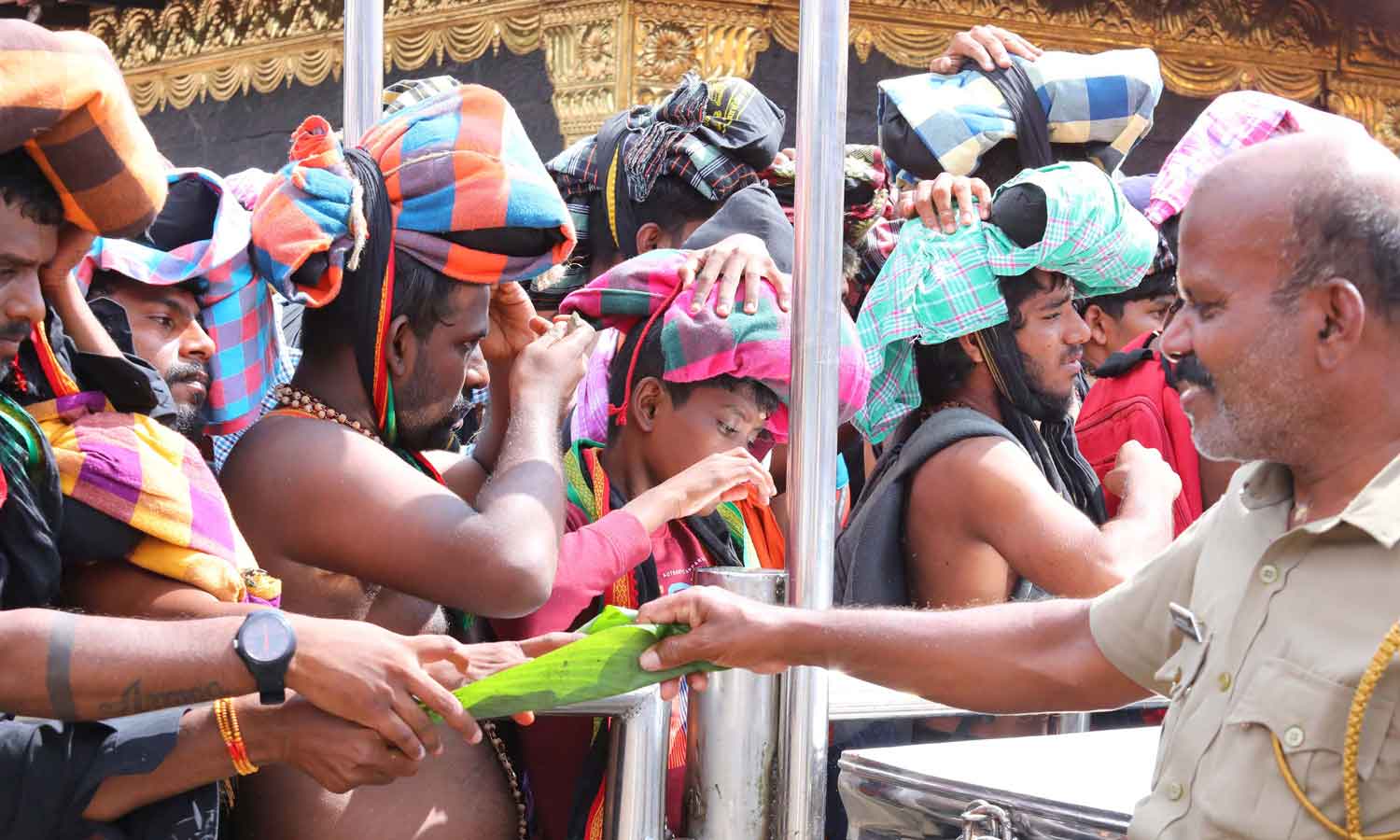 சபரிமலையில் 25 நாளில் 16லட்சம் பக்தர்கள் சாமி தரிசனம்: உடனடி முன்பதிவை நிறுத்த போலீசார் கோரிக்கை