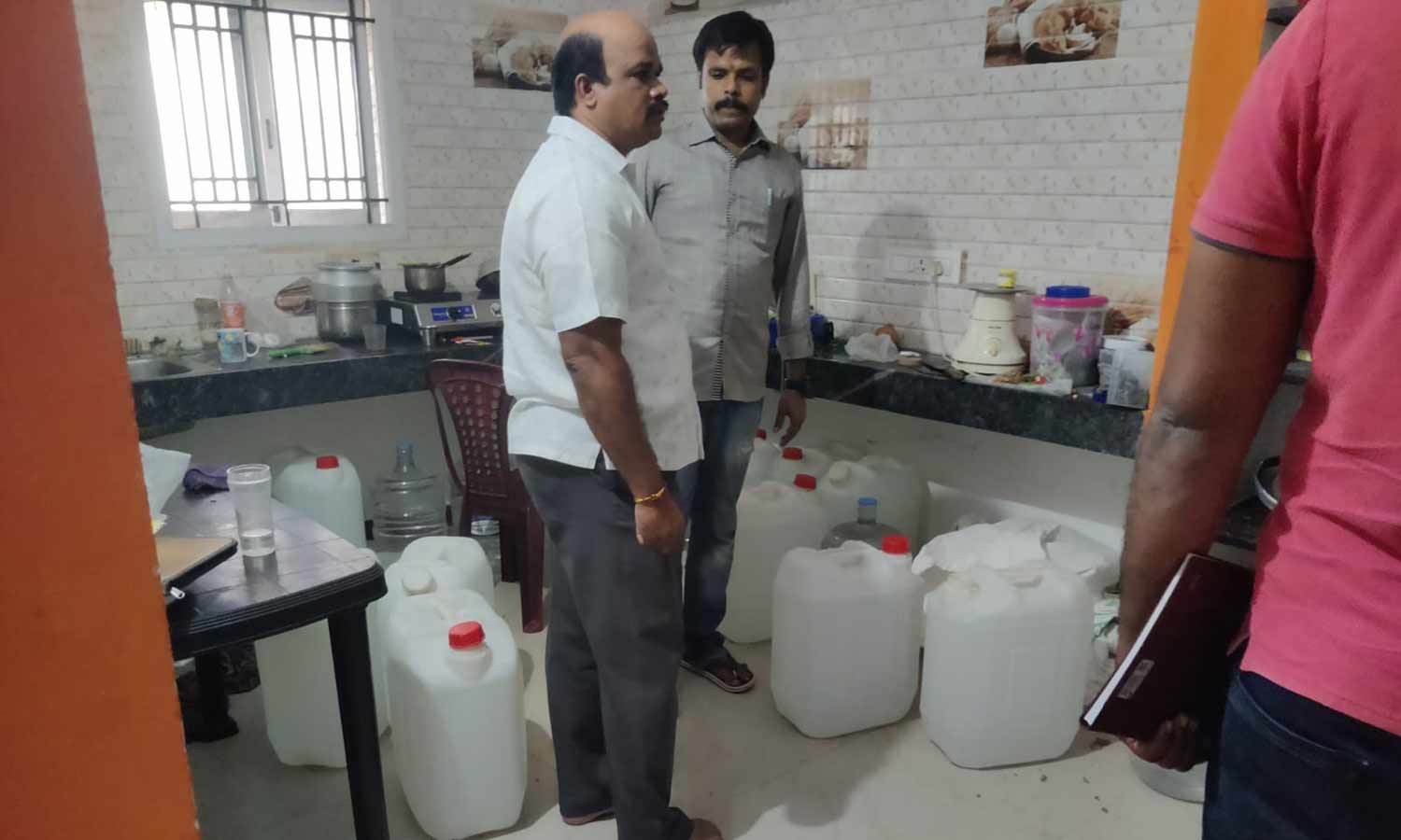 வீட்டில் செயல்பட்ட போலி மதுபான ஆலை