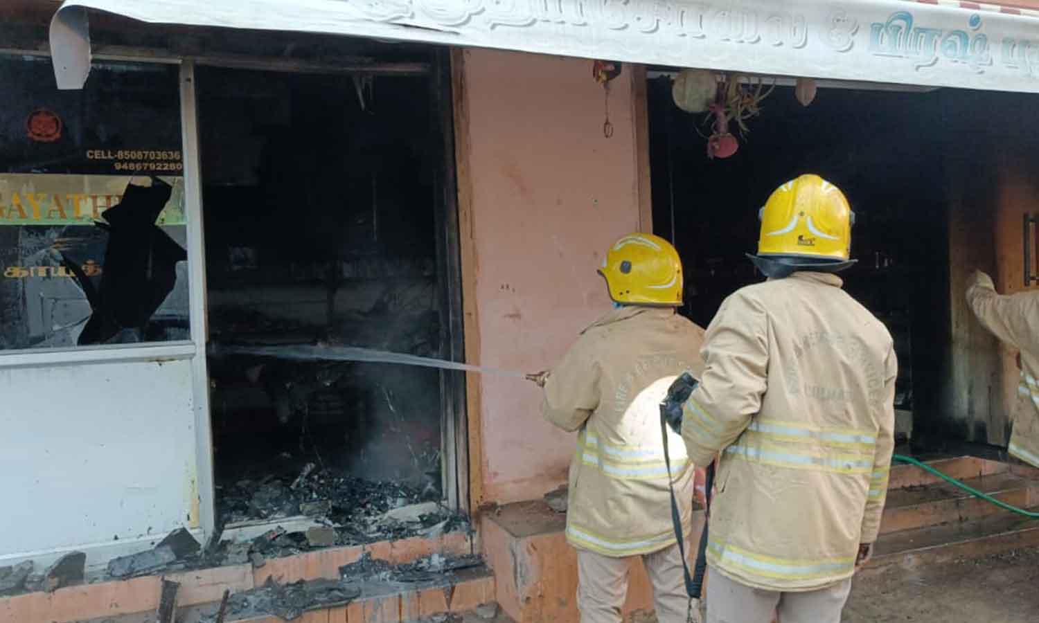 உலர் பழக்கடையில் பயங்கர தீ விபத்து- ரூ.10 லட்சம் மதிப்பிலான பொருட்கள் சேதம்