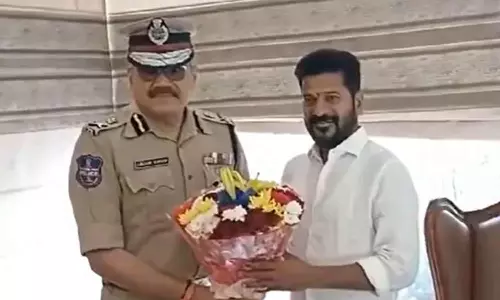 ரேவந்த் ரெட்டியுடன் சந்திப்பு: தெலுங்கானா டி.ஜி.பி.யின் சஸ்பெண்ட் நடவடிக்கை திரும்பப் பெறப்பட்டது