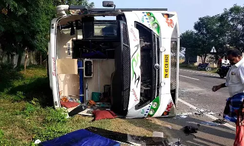 டிராக்டர் மீது பஸ் மோதி மதுரை பக்தர்கள் 15 பேர் படுகாயம்