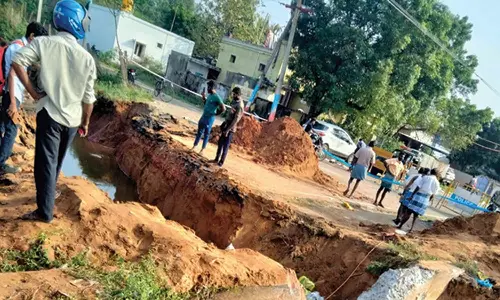 திருநின்றவூர் நெடுஞ்சாலையை துண்டித்து வெள்ளநீர் வெளியேற்றம்