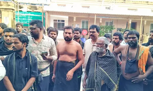 ஸ்ரீரங்கம் கோவிலில் அத்துமீறிய ஆந்திர பக்தர்களால் திடீர் மோதல்: தர்ணாவில் ஈடுபட்டதால் பரபரப்பு