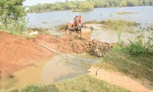 நடுவீரப்பட்டு ஏரிக்கரை உடைந்து கிராமங்களுக்குள் தண்ணீர் புகுந்தது- பொது மக்கள் தவிப்பு