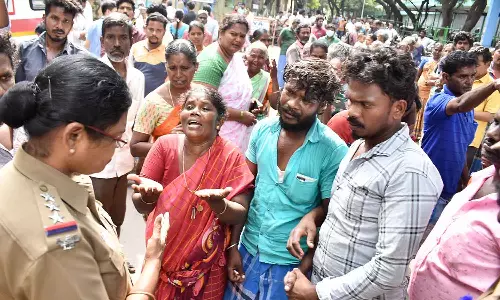 2 வயது குழந்தைக்கு விஷத்தை கொடுத்து தானும் குடித்த பெண்- மகன் இறந்த நிலையில் தாயிக்கு தீவிர சிகிச்சை