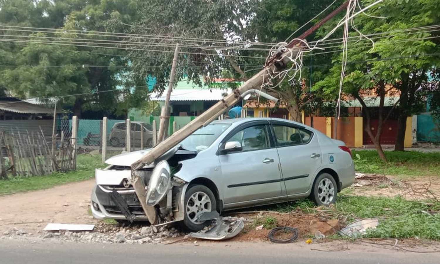 மின்கம்பம் மீது கார் மோதல்- போலீசார் விசாரணை