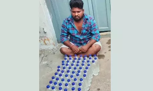 குடிநீர் பாட்டிலில் அடைத்து சாராயம் விற்ற வாலிபர்