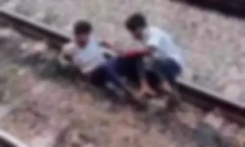 தலைக்கேறிய கஞ்சா போதை?.. தண்டவாளத்தில் தள்ளாடிய மாணவர்கள்