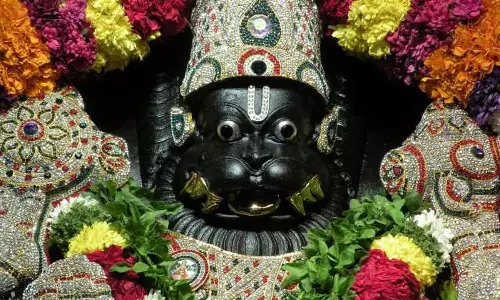 பதினாறு கைகளுடன் அபூர்வ நரசிம்மர்