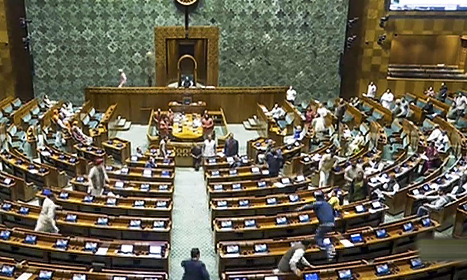 பாராளுமன்றத்தில் புகை குண்டு வீச்சு: மேலும் 2 பேர் கைது