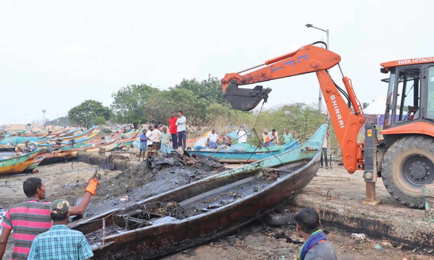 797 பைபர் படகுகள் எண்ணெய் கழிவுகளால் சேதம்: எண்ணூர் மீனவர்களுக்கு ரூ.4கோடி வரை இழப்பு