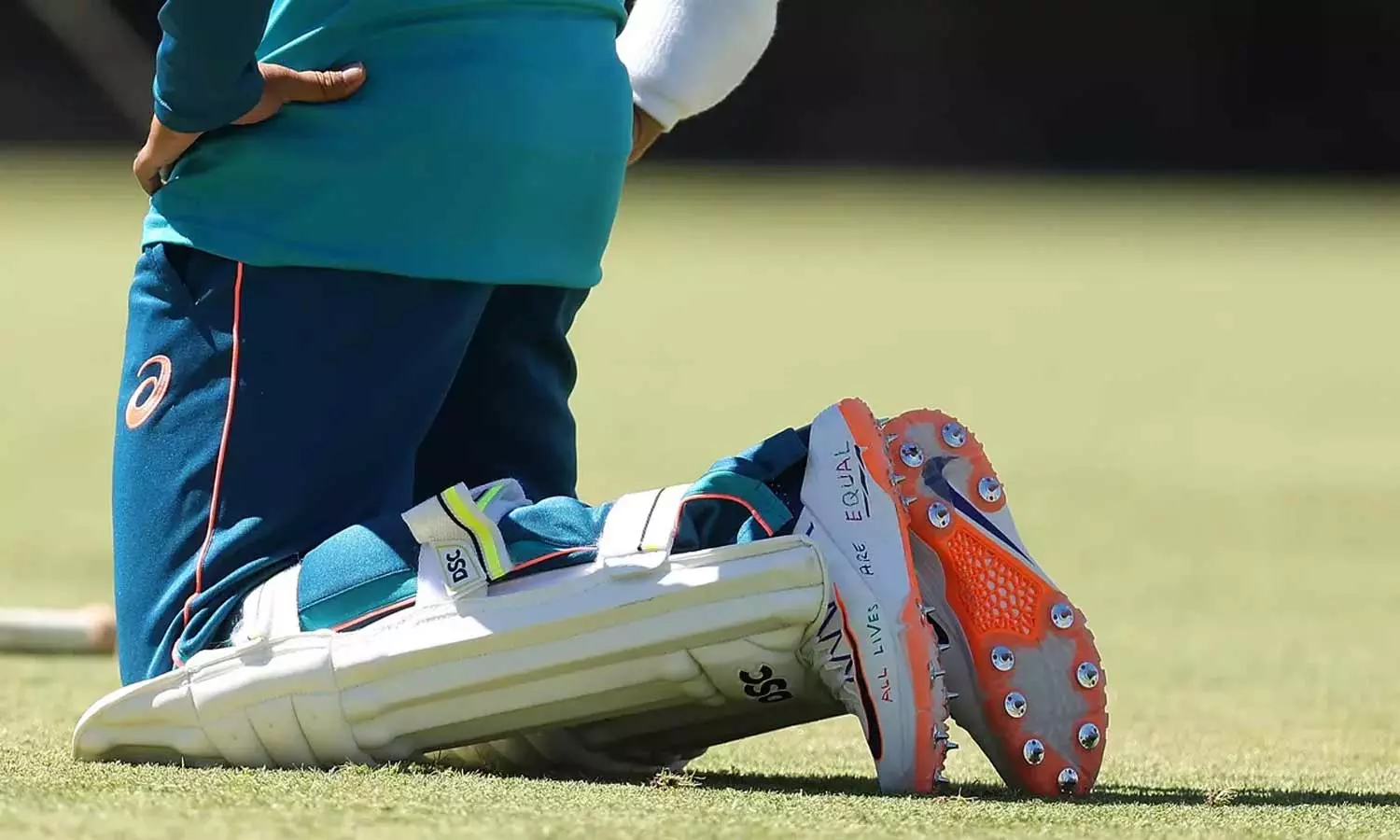 பாலஸ்தீனத்திற்கு ஆதரவு வாசகம் எழுதிய ஷூவை அணிய கவாஜாவுக்கு தடை