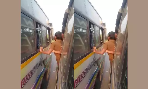 உரசுவது போல் சாலையில் போட்டி போட்டு சென்ற தனியார் பஸ்கள்- பயணிகள் பீதி