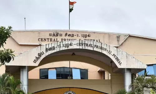 புழல் ஜெயிலில் இருந்து பெண் கைதி தப்பி ஓட்டம்- சிறை பெண் காவலர்கள் 2 பேர் சஸ்பெண்டு
