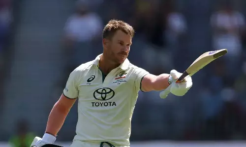 பெர்த் டெஸ்டில் வார்னர் சதம் விளாசல்: பாகிஸ்தானுக்கு எதிராக ஆஸ்திரேலியா ரன் குவிப்பு