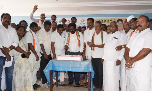 ஏழைகளுக்கு தென்னங்கன்றுகளை வழங்கிய விஜய் வசந்த்