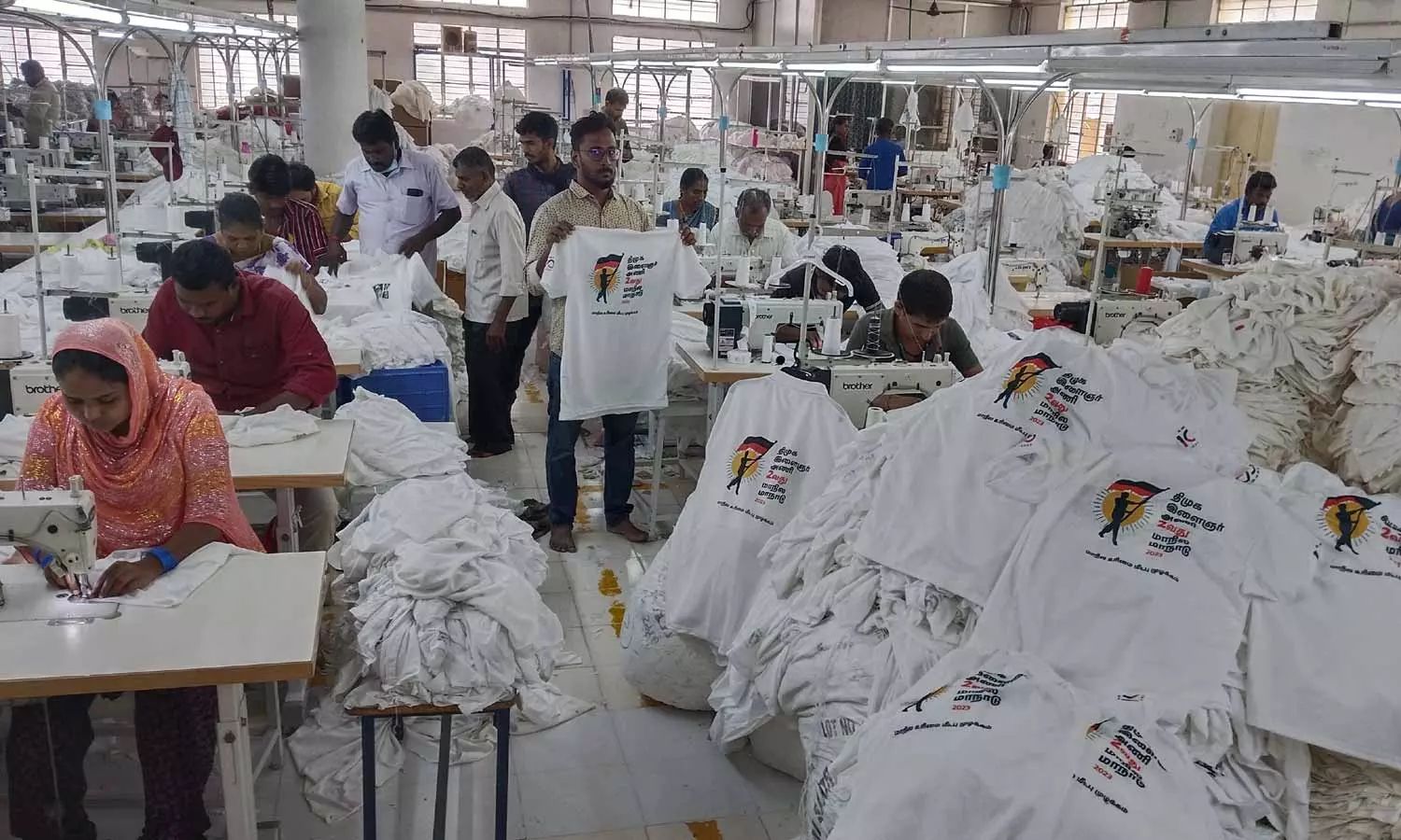 திருப்பூரில் தயாரான 4 லட்சம் டீ-சர்ட் பனியன்கள்: மாவட்டம் வாரியாக அனுப்பி வைக்கும் பணிகள் மும்முரம்