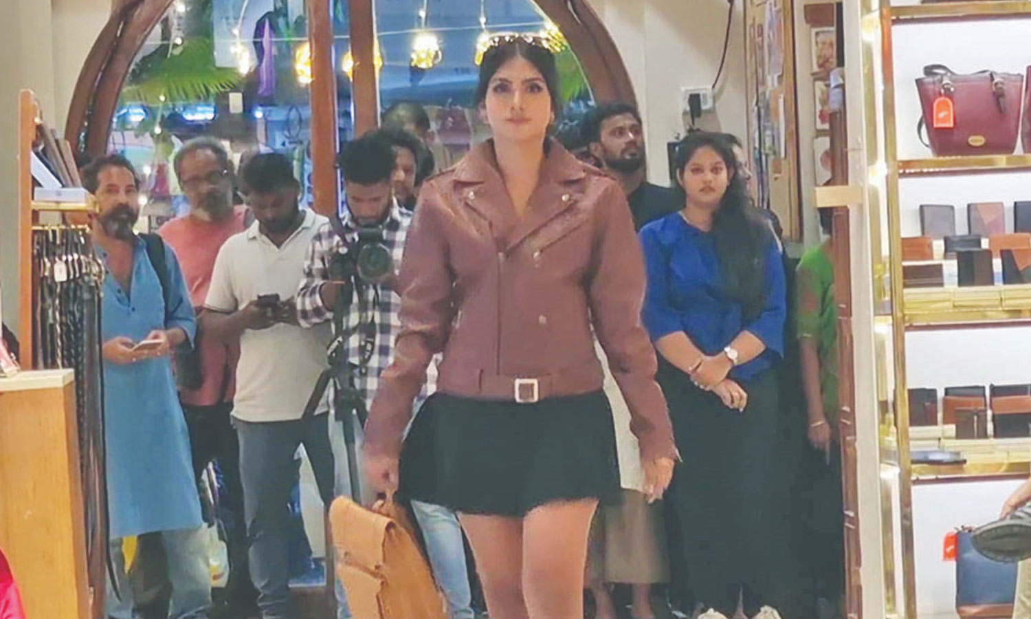 கிறிஸ்துமஸ்-புத்தாண்டு பேஷன்ஷோ: உள்ளூர் தயாரிப்பு ஆடைகளில் அசத்திய பெண்கள்