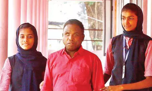 பார்வையில்லாத ஆசிரியருக்கு வழிகாட்டும் பள்ளி மாணவிகள்