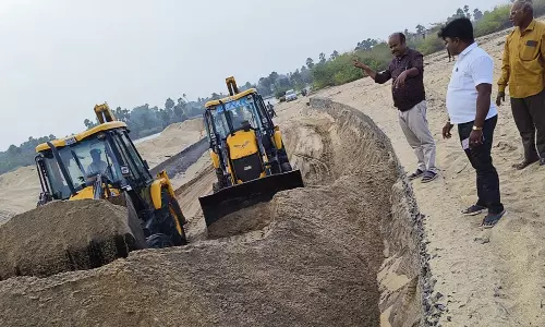 பழவேற்காடு-காட்டுப்பள்ளி சாலையில் ½ கிலோ மீட்டர் மணலால் மூடப்பட்டது: போக்குவரத்து முற்றிலும் நிறுத்தம்
