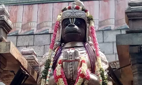 மேல் விதானமின்றி காட்சி தரும் நாமக்கல் ஆஞ்சநேயர்