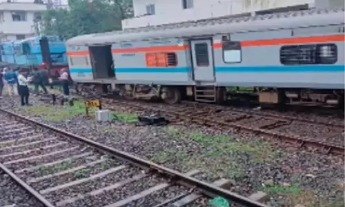 சென்னையில் ரெயில் தடம் புரண்டு விபத்து