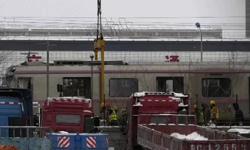 கடும் பனி மூட்டம்: ரெயில்கள் ஒன்றோடு ஒன்று மோதி கோர விபத்து- சீனாவில் சோகம்