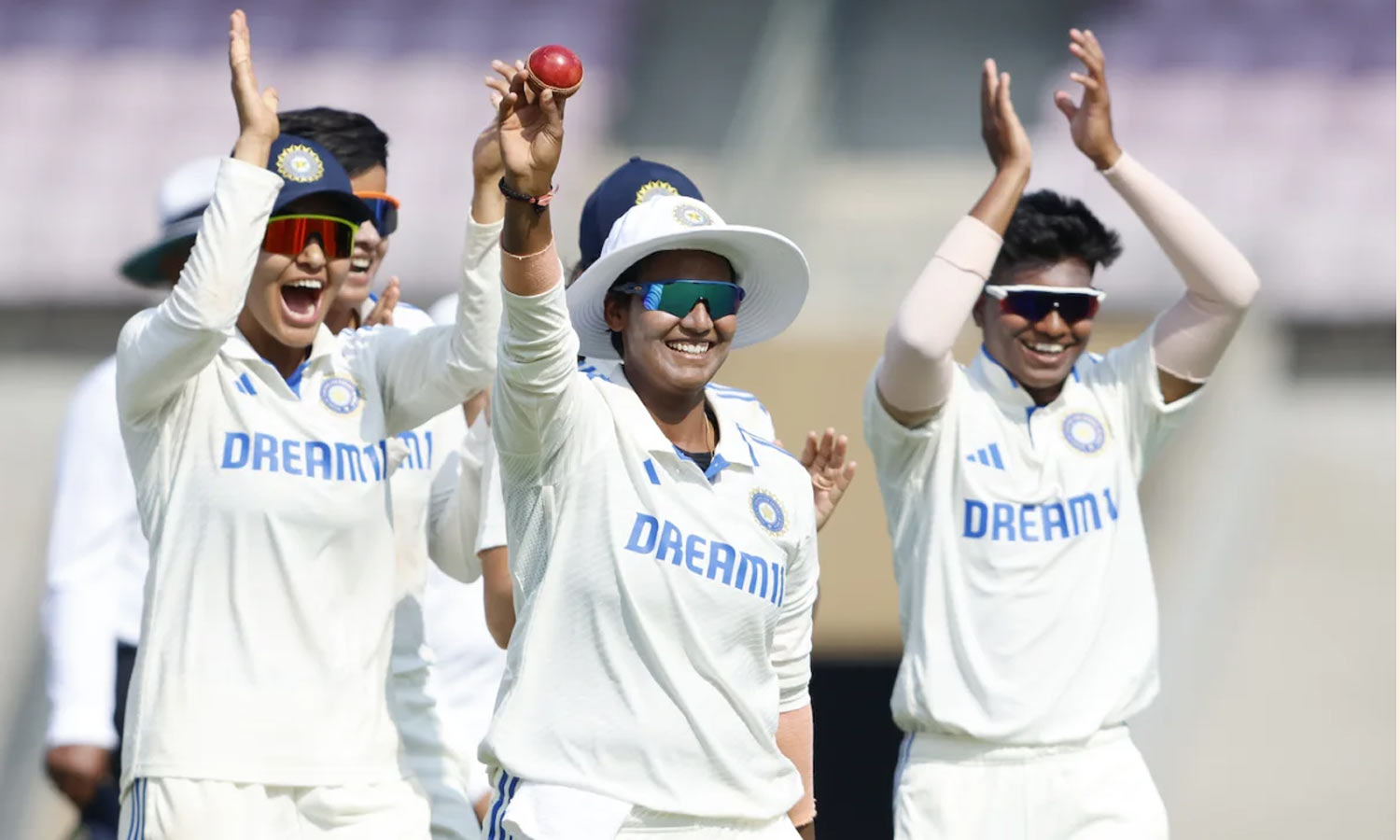 தீப்தி சர்மா அசத்தல் பந்துவீச்சு: 347 ரன்கள் வித்தியாசத்தில் இங்கிலாந்தை வீழ்த்தியது இந்தியா