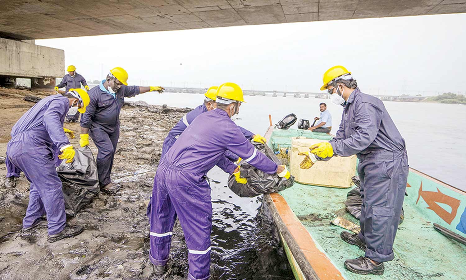 எண்ணெய் கழிவுகளை அகற்றும் பணி இறுதிக்கட்டத்தை எட்டுகிறது- 6 நாளில் 15 டன் ஆயில் வெளியேற்றப்பட்டது