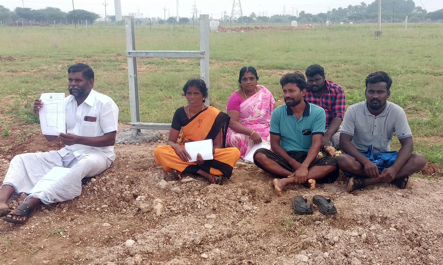 'சோலார் பேனல்' அமைக்க எதிர்ப்பு- விவசாயிகள் தர்ணா போராட்டம்