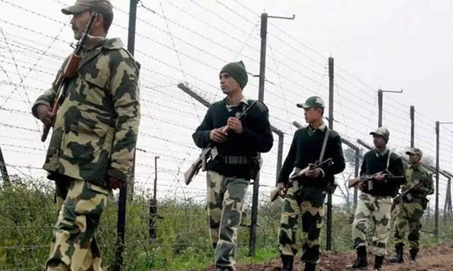 எல்லையில் ஊடுருவ காத்திருக்கும் 300 பயங்கரவாதிகள்: எச்சரிக்கும் அதிகாரிகள் எல்லையில் ஊடுருவ காத்திருக்கும் 300 பயங்கரவாதிகள்: எச்சரிக்கும் அதிகாரிகள்